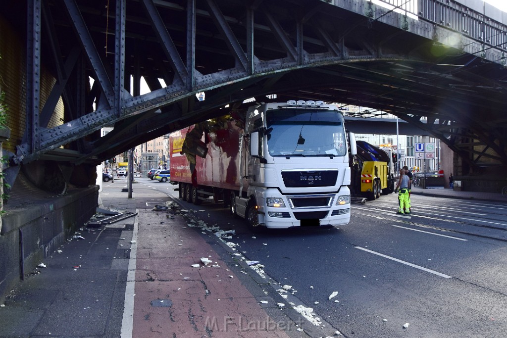 LKW blieb unter Bruecke haengen Koeln Deutz Opladenerstr Deutz Muelheimerstr P086.JPG - Miklos Laubert